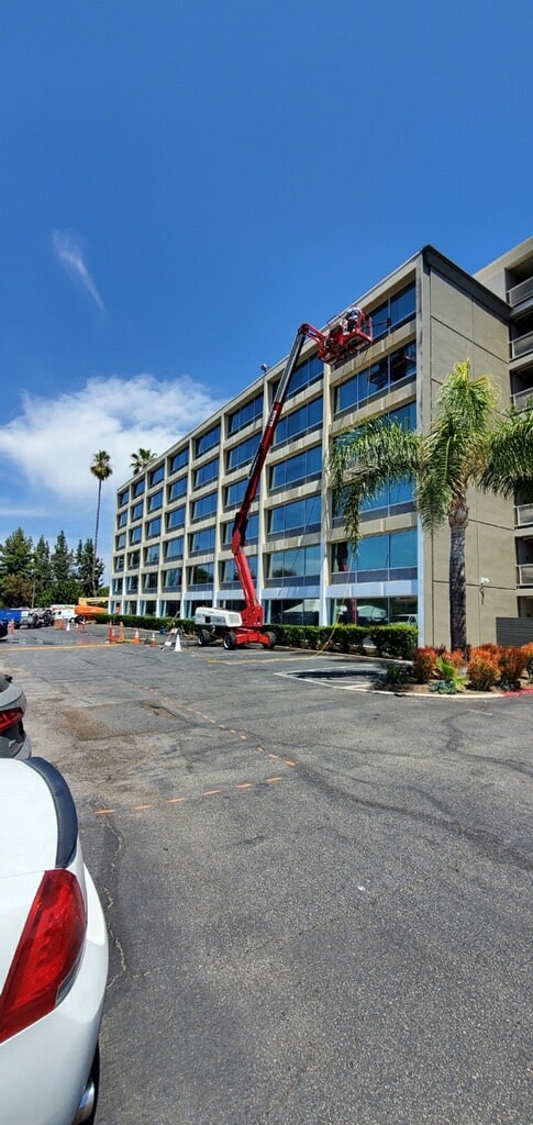 Exterior cleaning of commercial building in los angeles
