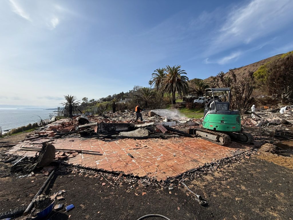 Cleaning the soot residue during fire restoration